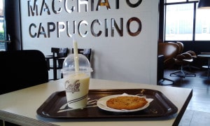 Mango, ananasové, jogurtové smoothie - Žlutá síla se sušenkou v McDonalds